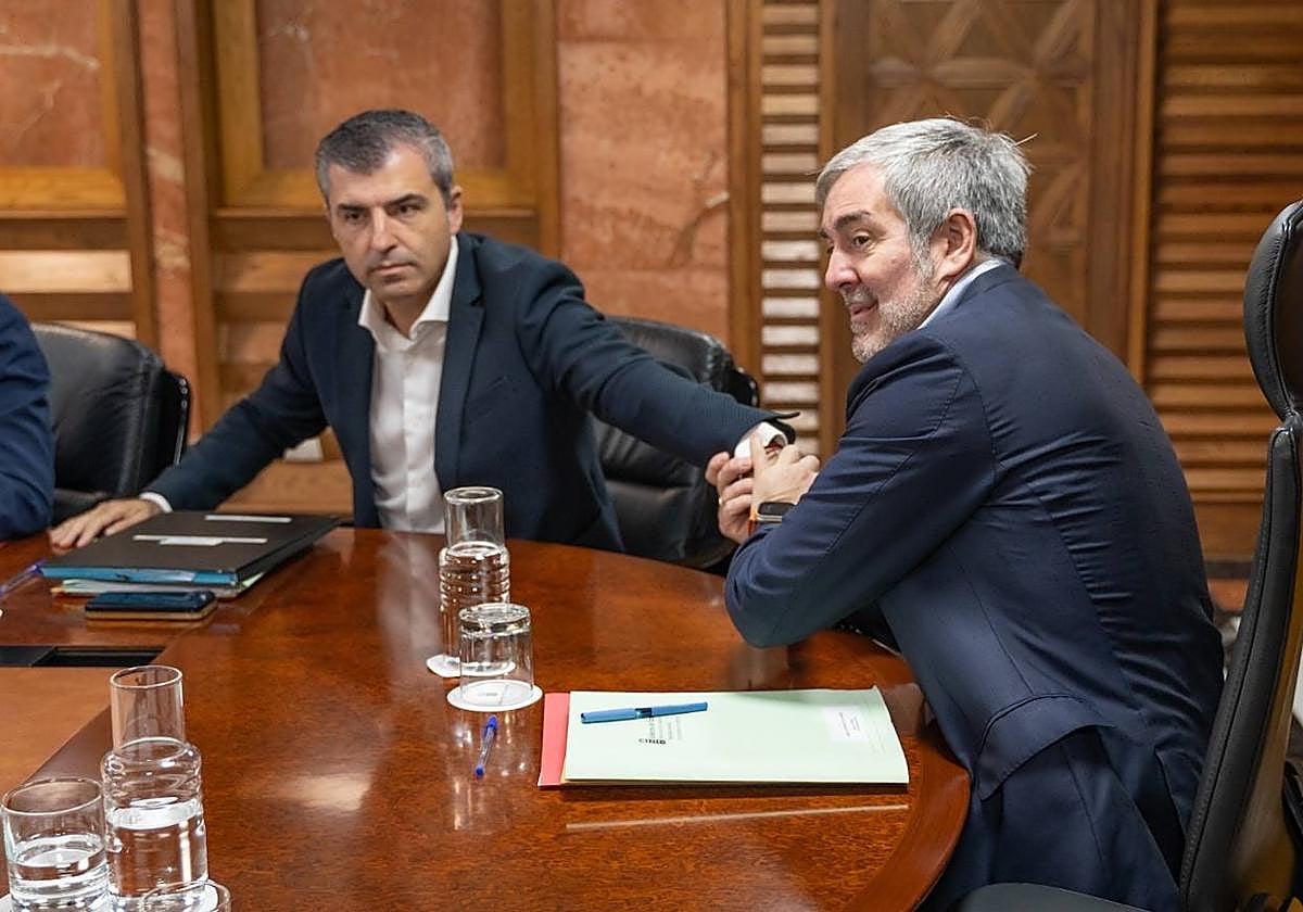 Fernando Clavijo (d) saluda a Manuel Domínguez antes del Consejo de este lunes.