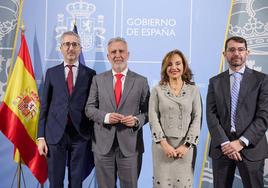 El ministro de Política Territorial y Memoria Democrática, Ángel Víctor Torres junto con Berta Pérez Hernández, Antonio José Olivera y Arcadi España García.