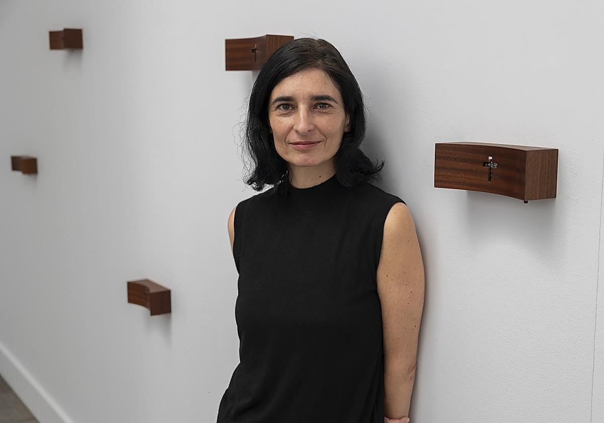 Helen Acosta posa junto a sus 'Bendicionales o máquinas de bendecir'.