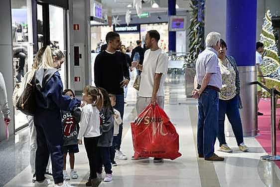 Imágenes de ciudadanos y familias realizando sus compras en un centro comercial de la capital grancanaria