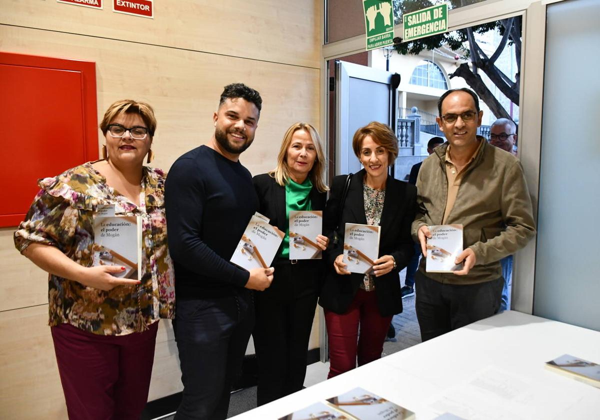 Ediles Yaiza Llovell, Josué Hernández, Consuelo Díaz y Ernesto Hernández con la alcaldesa Onalia Bueno.