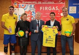 Momento de la escenificación del nuevo acuerdo Guaguas-Aguas de Firgas.