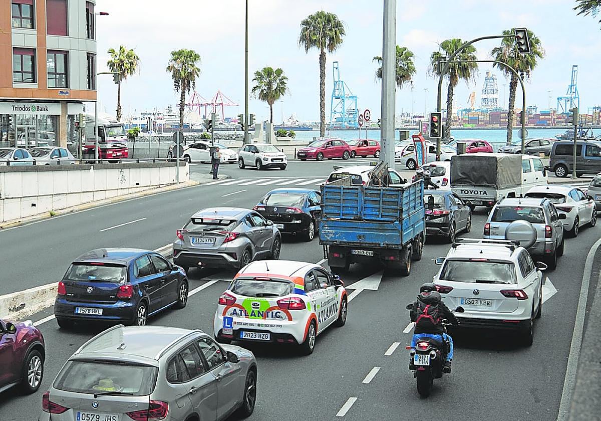 Imagen de archivo de vehículos accediendo a Torres Las Palmas desde Julio Luengo.