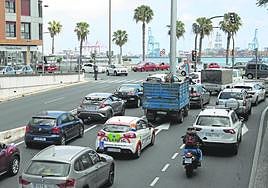 Imagen de archivo de vehículos accediendo a Torres Las Palmas desde Julio Luengo.