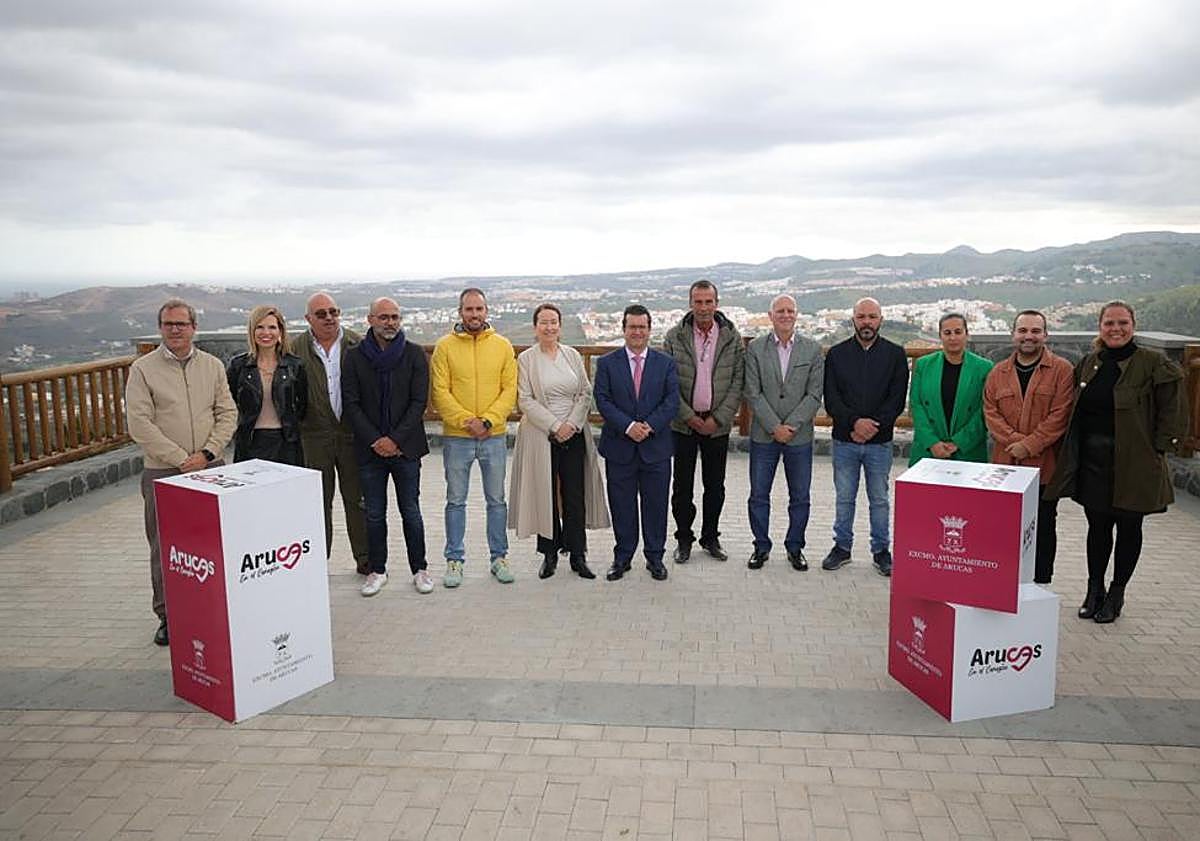 Imagen principal - Imágenes de la inauguración del mirador de la Montaña de Arucas tras las obras.