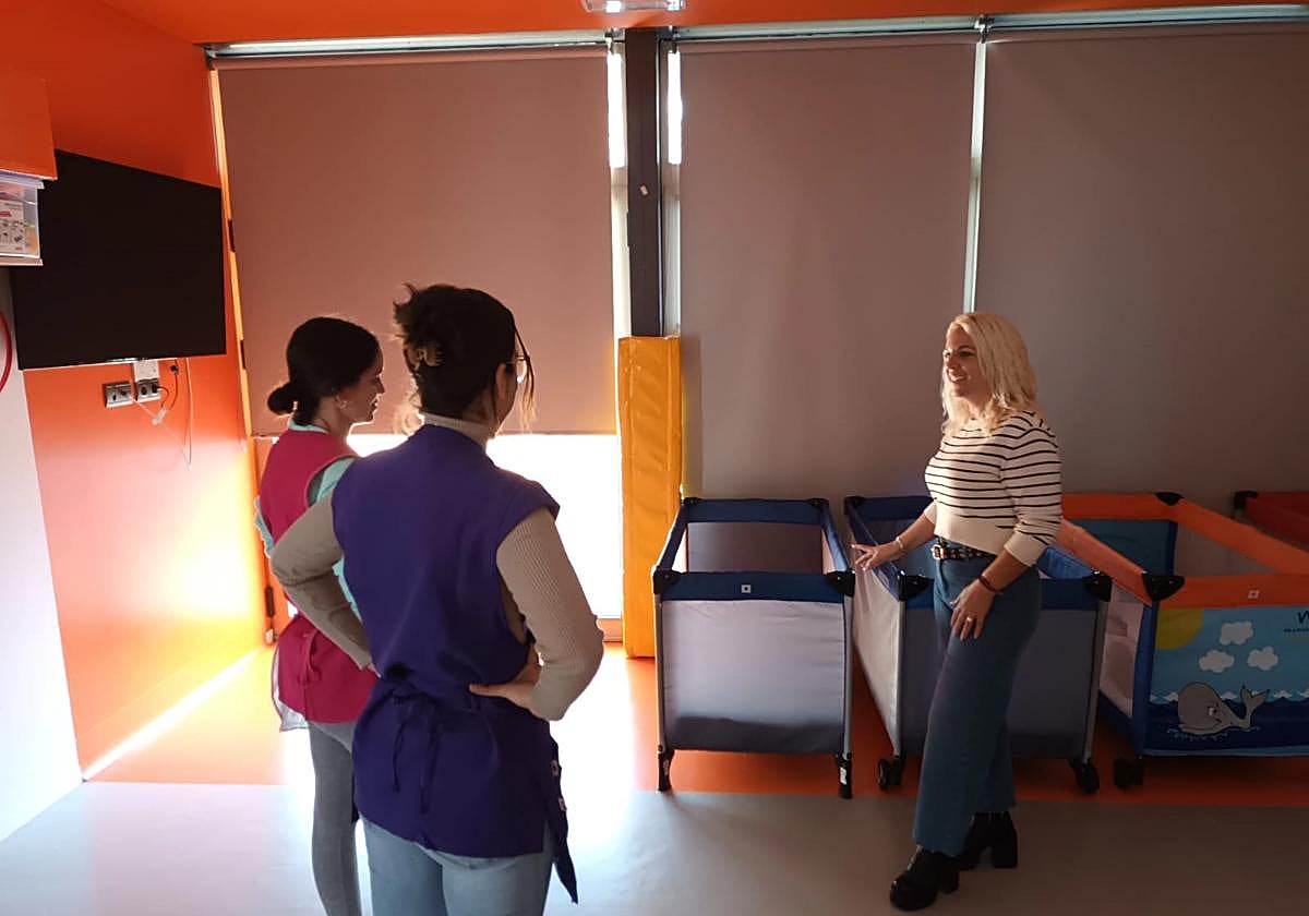 Nuria Moares, concejala de Escuelas Infantiles, con dos trabajdoras de la escuela infantil de Pájara.