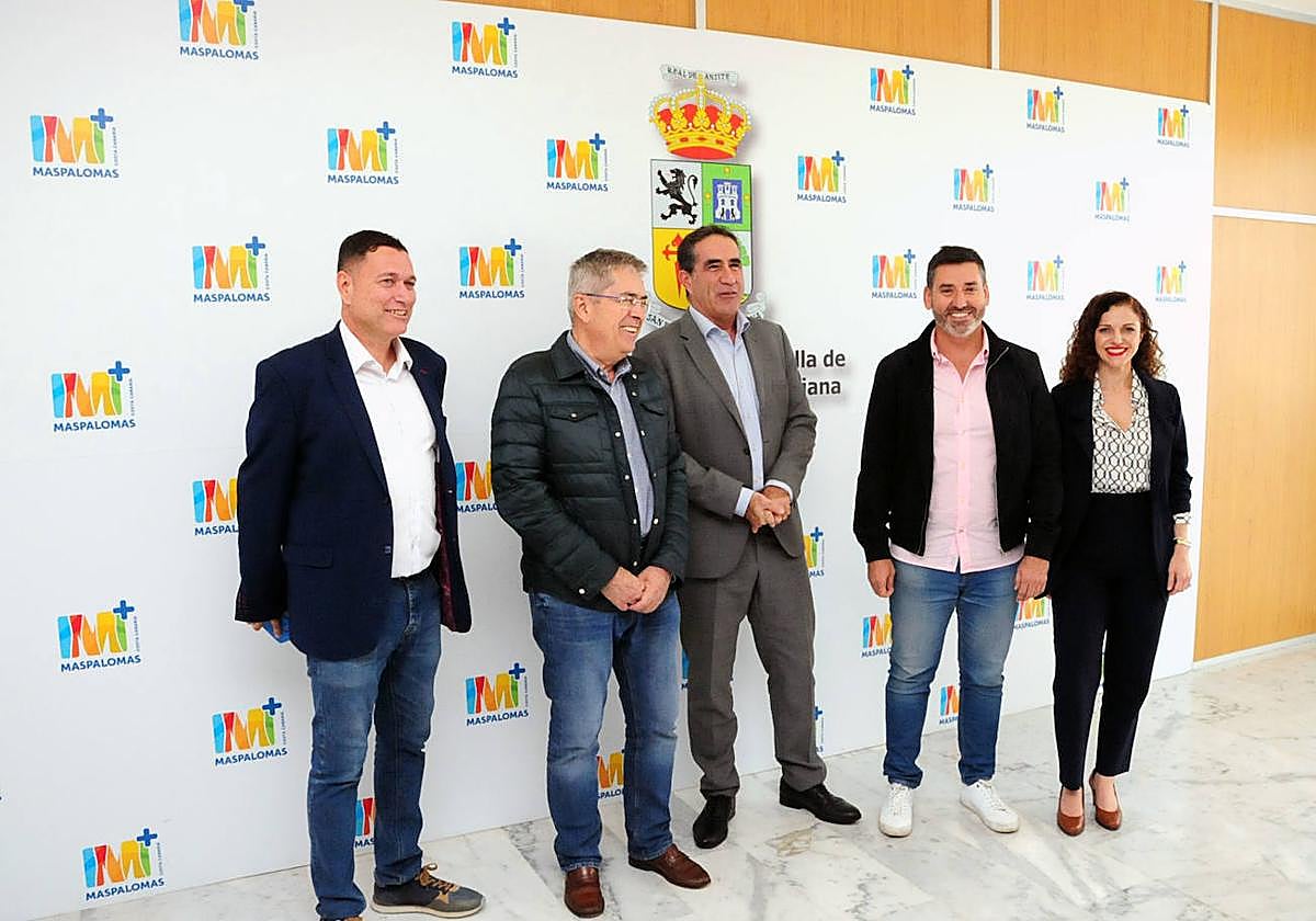 Un momento de la visita de Francis Candil (centro) y Elizabeth Santana.