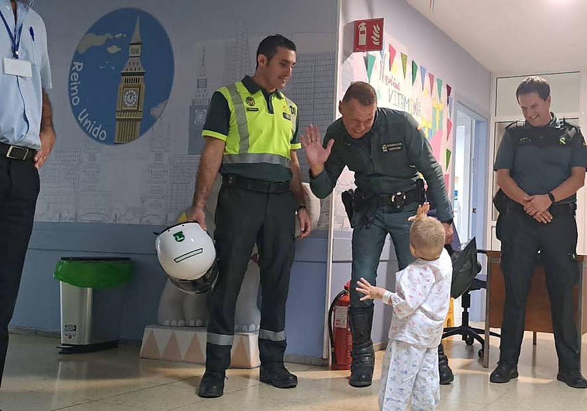 La Guardia Civil visita a los niños del Materno Infantil