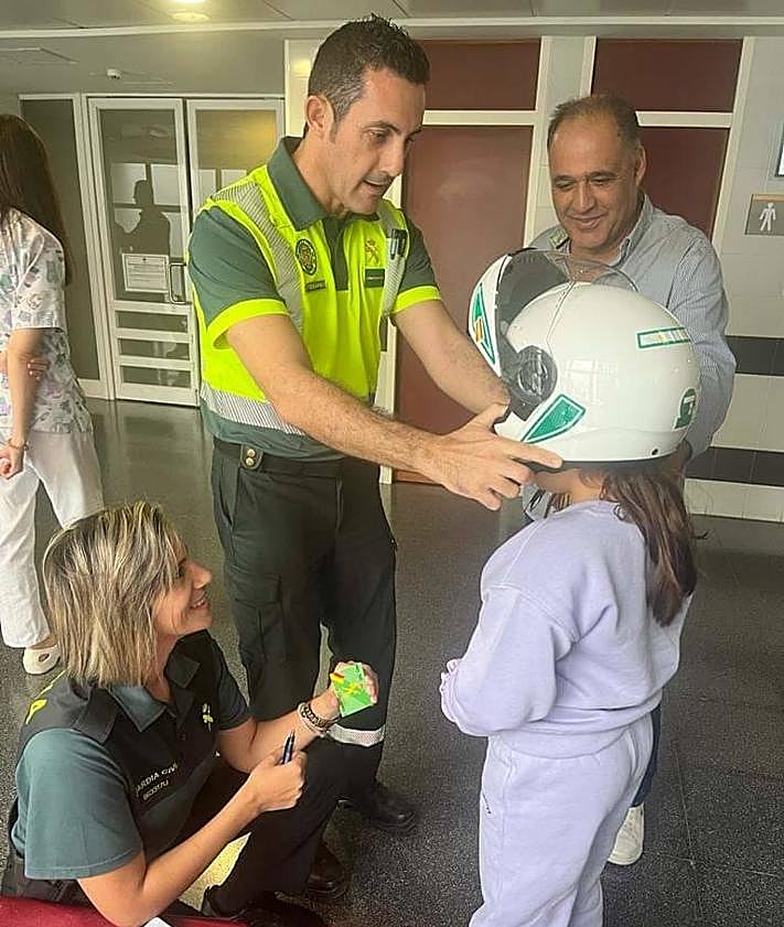 Imagen secundaria 2 - La Guardia Civil visita a los niños del Materno Infantil