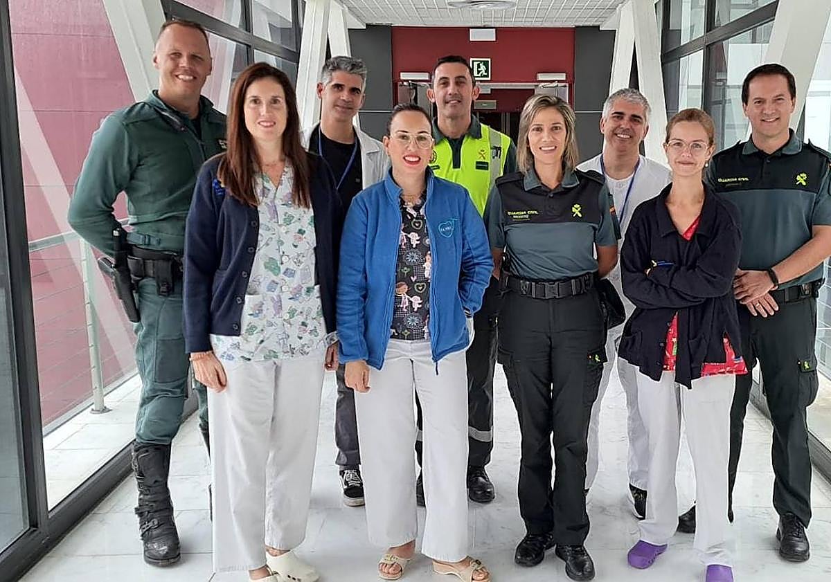 Imagen principal - La Guardia Civil visita a los niños del Materno Infantil