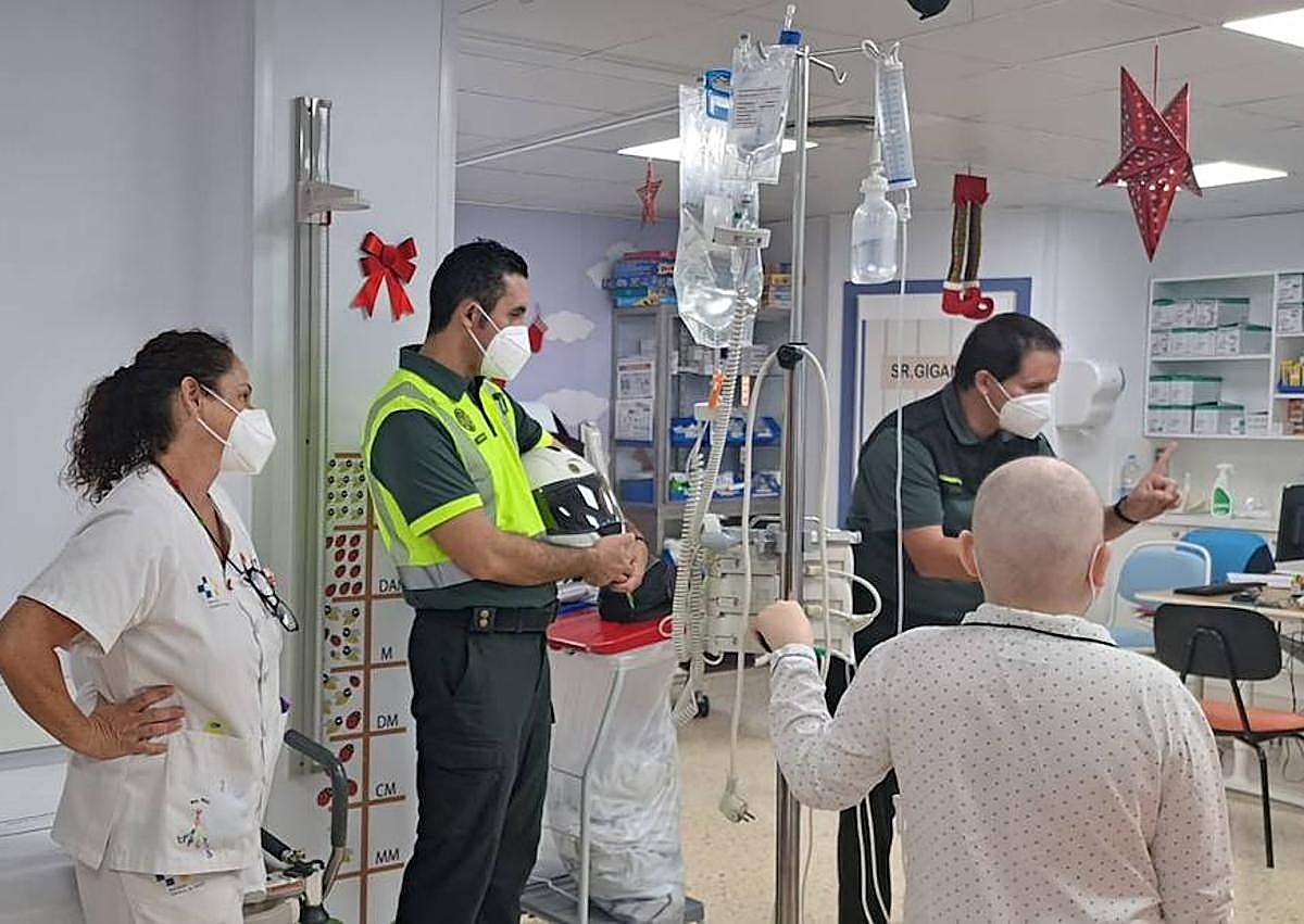 Imagen secundaria 1 - La Guardia Civil visita a los niños del Materno Infantil