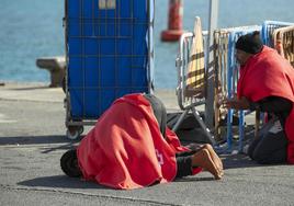 Imagen de migrantes rescatados en la jornada de este miércoles. Hasta siete embarcaciones han arribado a las islas en las últimas horas.