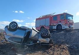Imagen del vehículo fuera de la vía, hoy en Lanzarote.