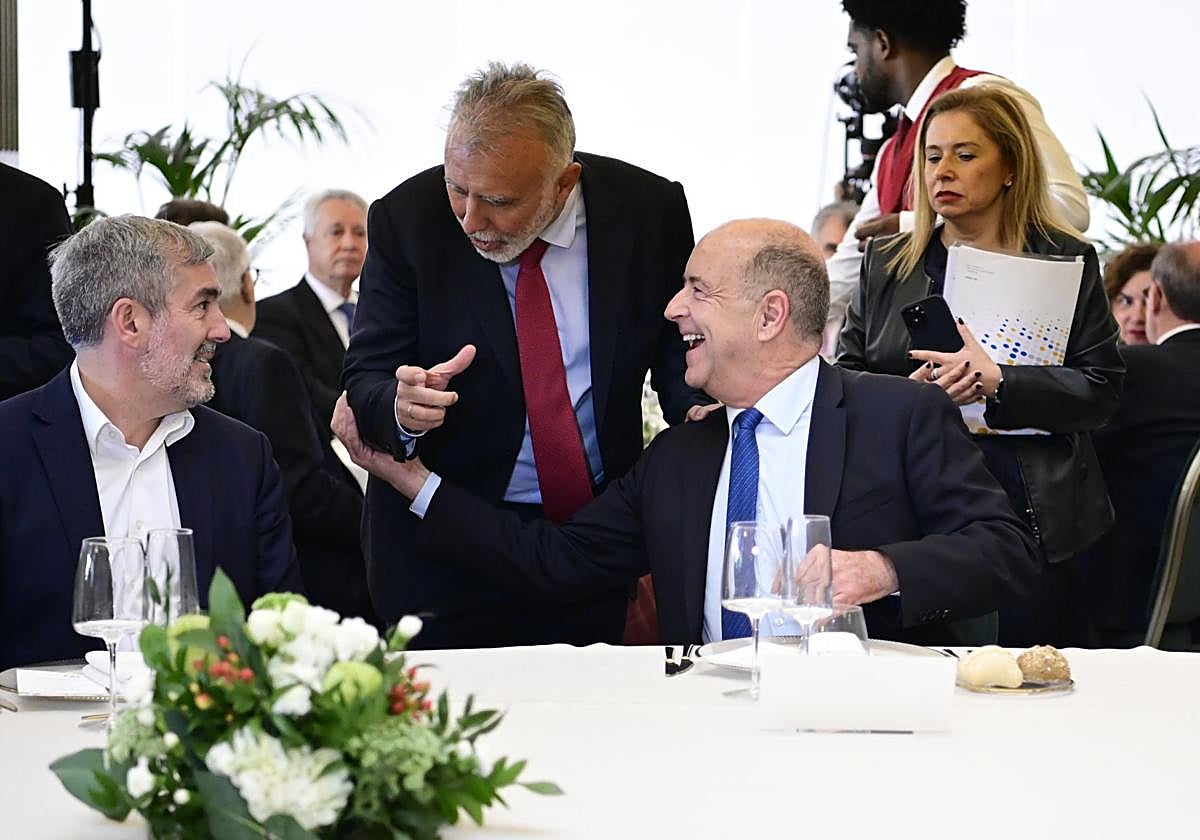 Ángel Víctor Torres (c) saluda a Fernando Clavijo (i) y al presidente de la CCE, Pedro Ortega.