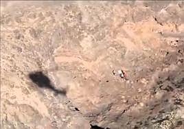 Imagen de los operarios del 112 aproximándose a la zona de acantilados de Puerto Calero, donde se encontraban los restos mortales del fallecido.