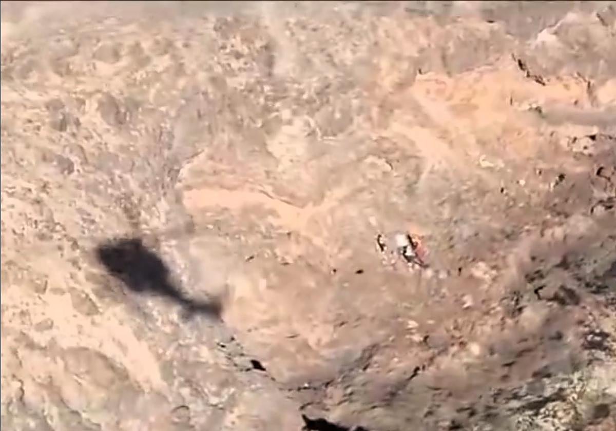 Imagen de los operarios del 112 aproximándose a la zona de acantilados de Puerto Calero, donde se encontraban los restos mortales del fallecido.