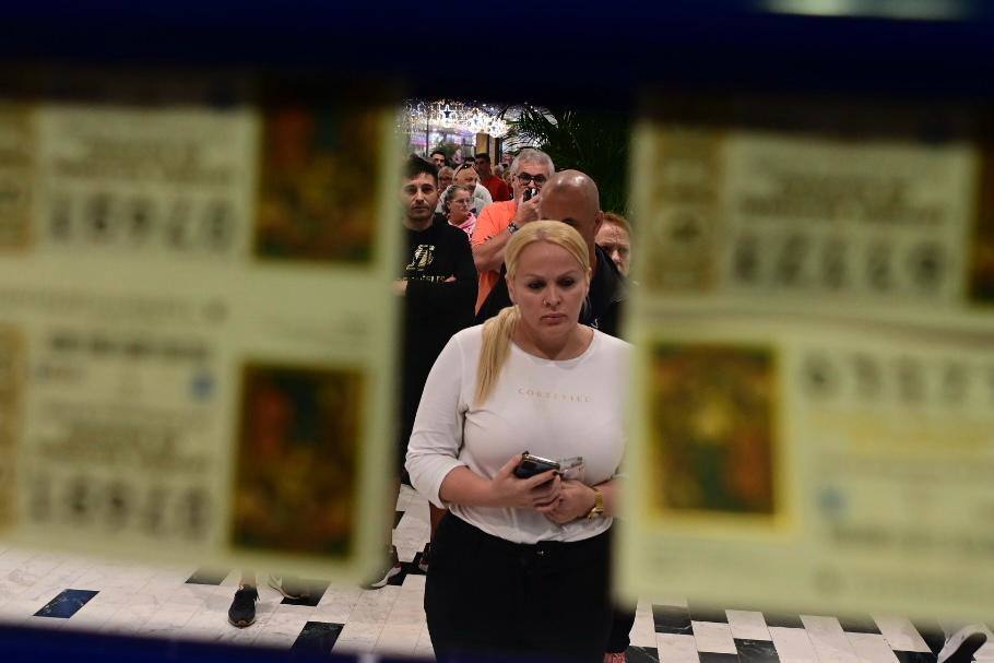 Los canarios llenan las administraciones de Lotería el día previo al Sorteo de Navidad