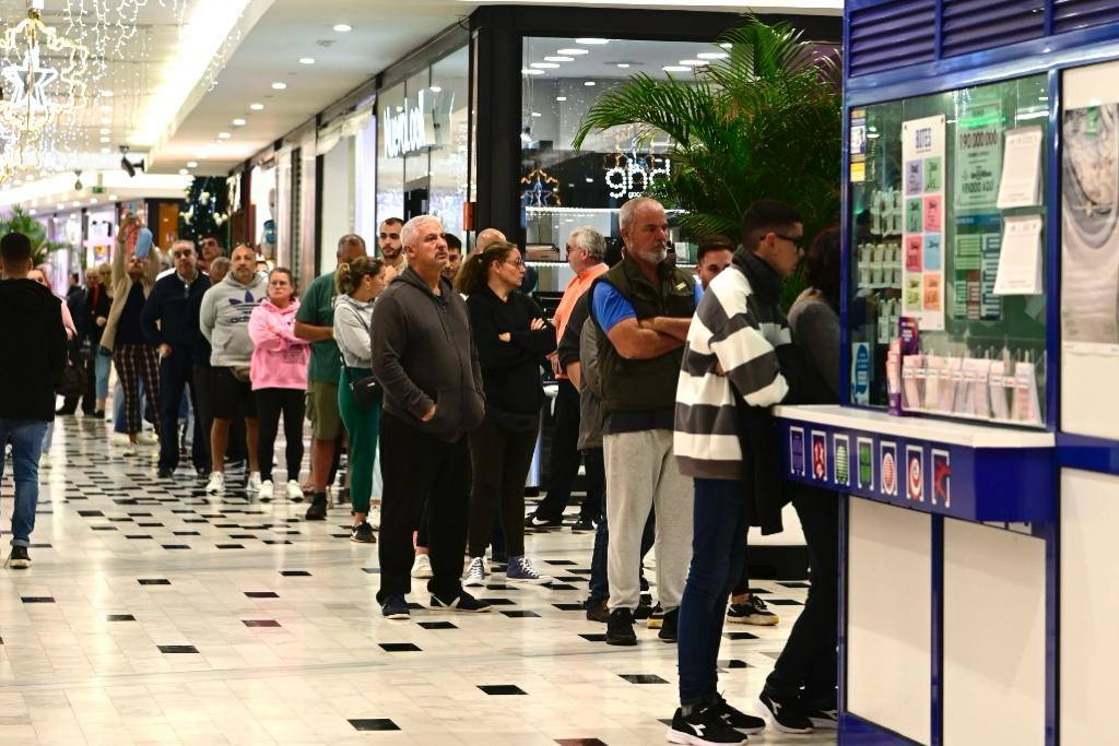 Los canarios llenan las administraciones de Lotería el día previo al Sorteo de Navidad