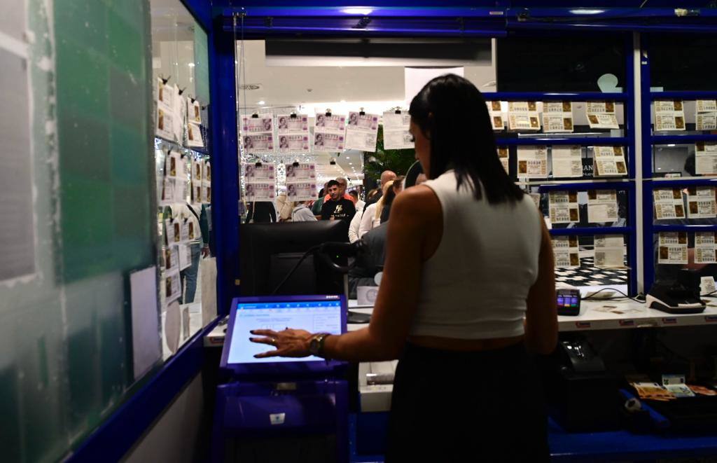 Los canarios llenan las administraciones de Lotería el día previo al Sorteo de Navidad