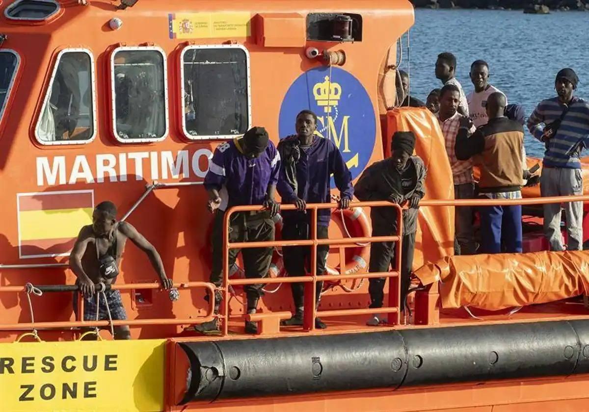 They rescue 106 people from two inflatable boats and disembark them in Lanzarote