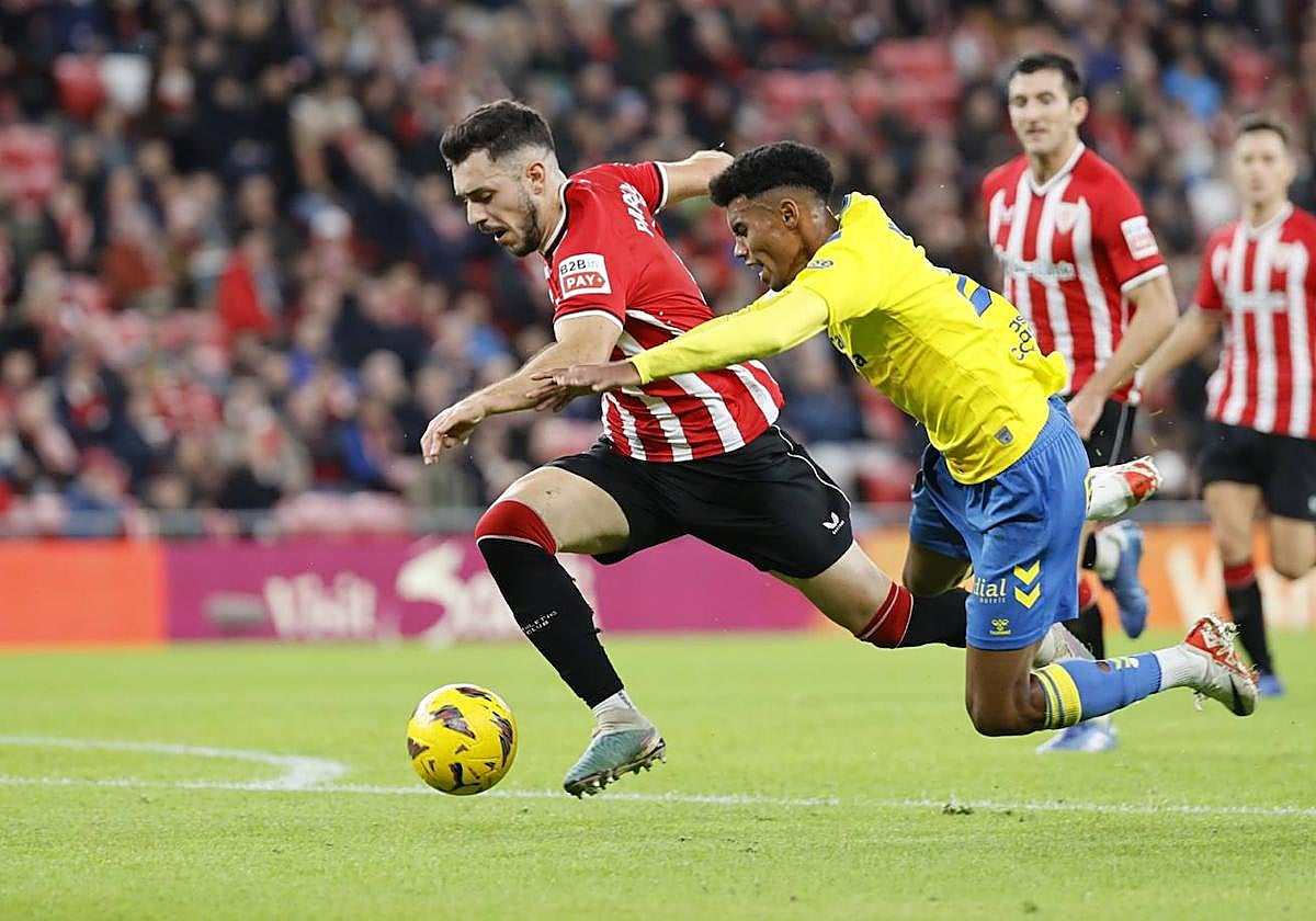 Momento del derribo a Marvin por parte de Paredes.