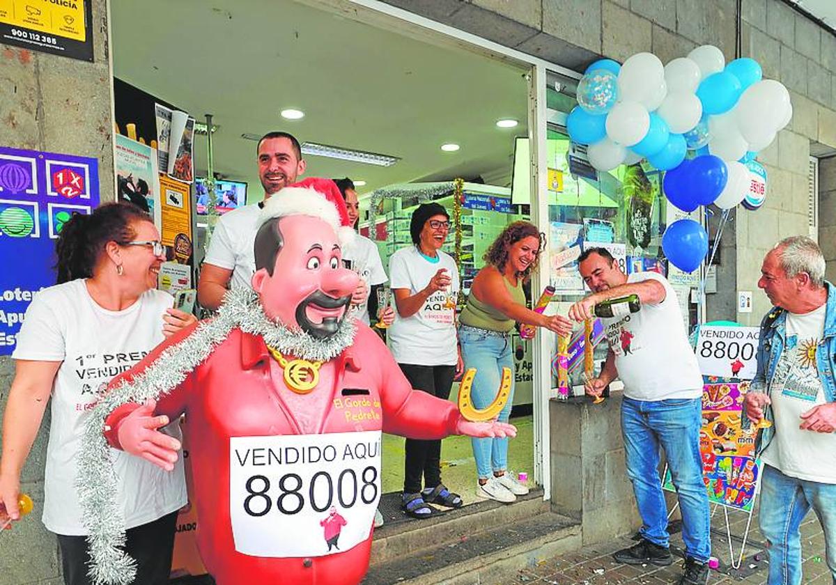 El primer premio y un quinto dejan casi un millón de euros en varios puntos de Arucas