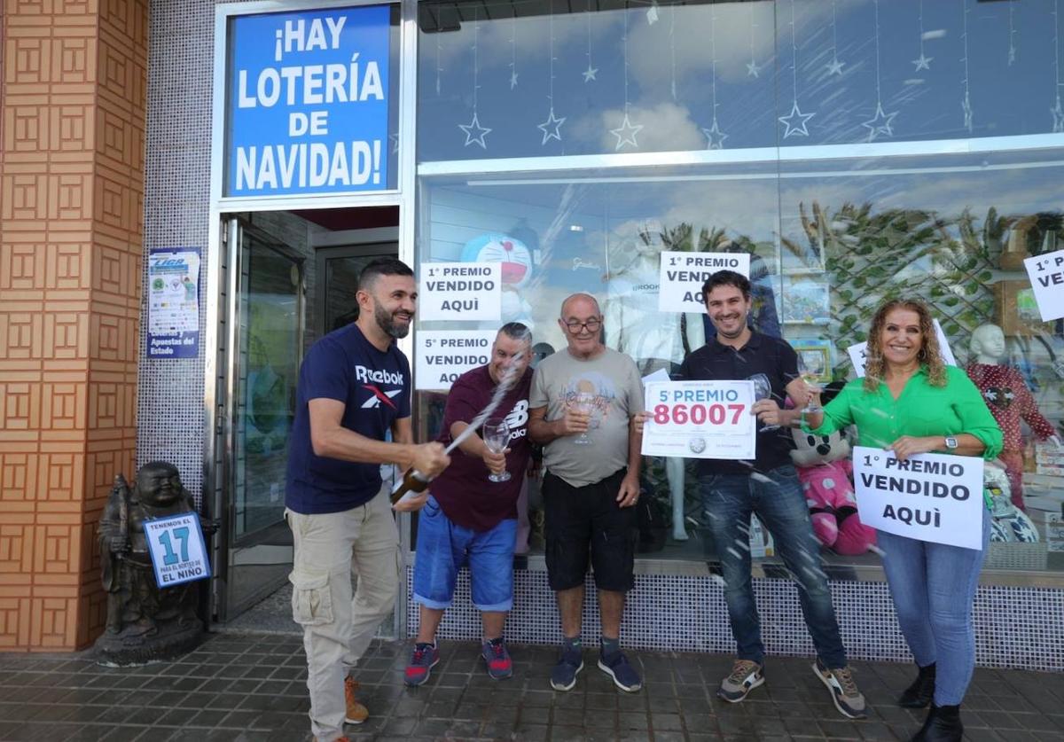 La Librería de la Suerte reparte el primer premio y otros 30.000 euros entre su peña