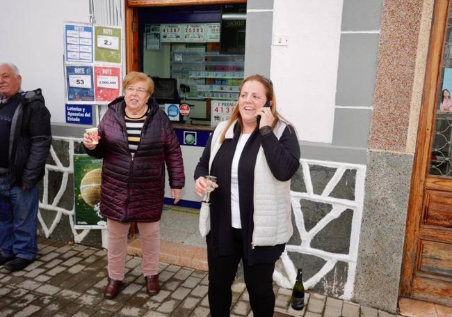 Lourdes González atiende el teléfono tras conocer que había repartido el Gordo.