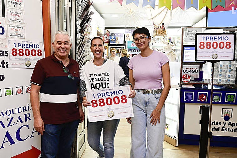 Miguel González junto a sus empleadas, Mensa y Gloria.