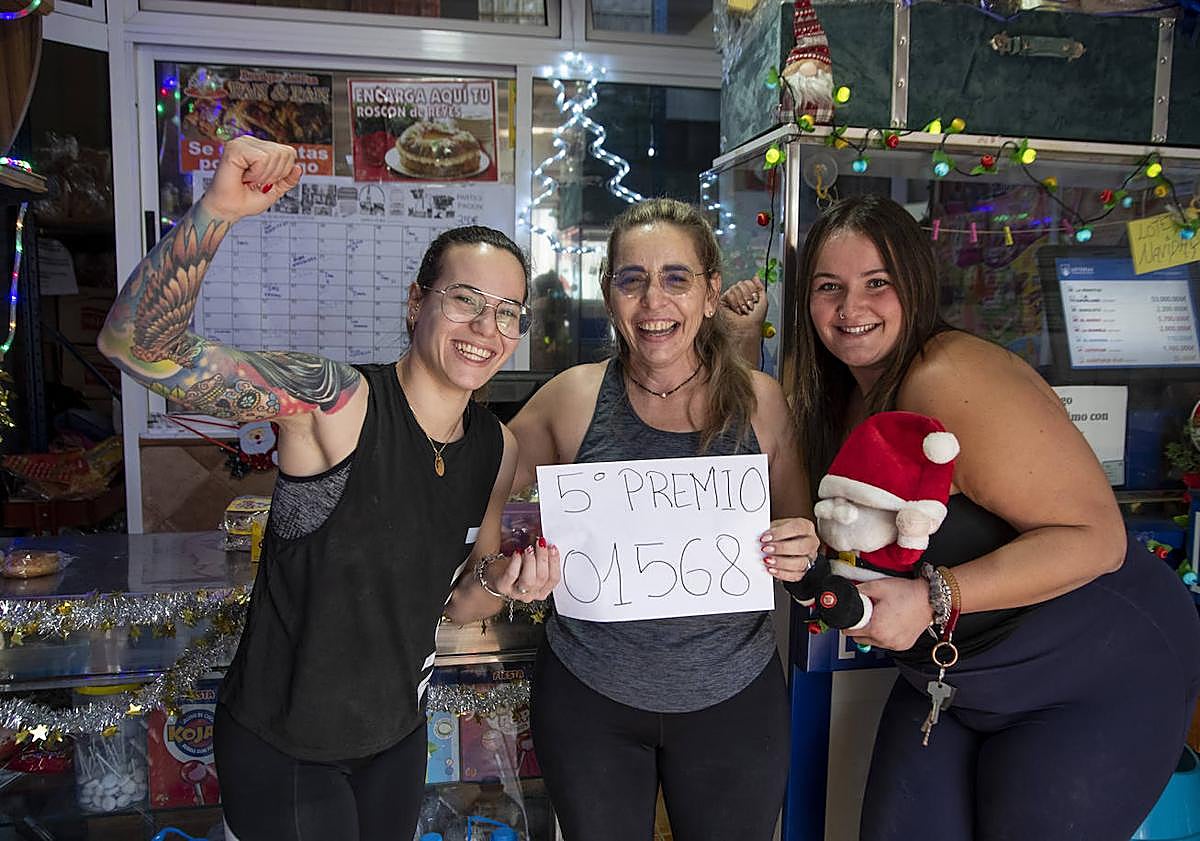 Imagen principal - En la foto superior, Soraya Mejías y dos de sus empleadas en el receptor de Pan & Pan de El Doctoral, que repartió un quinto. Debajo, alegría en La Libélula de Oro, en Mercacentro, y Guillermo Montoya, luciendo orgulloso el cartel improvisado para anunciar que vendió el segundo premio.