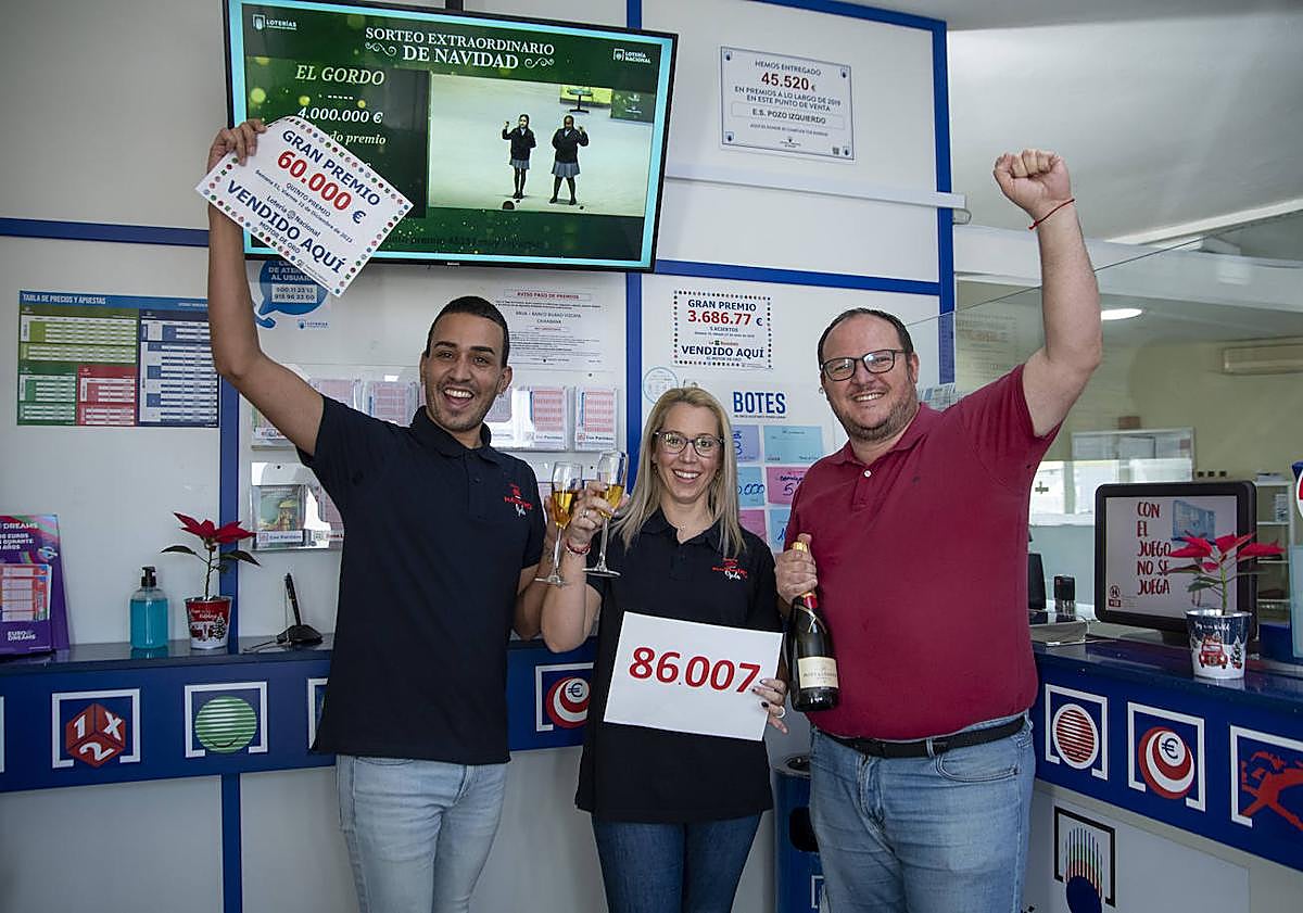 Imagen principal - En la foto superior, Maximino Ojeda y otros dos trabajadores del receptor de la Estación de Servicio Pozo Izquierdo muestran su alegría por los 5 décimos vendidos de un quinto premio. En las dos imágenes de abajo, Guillermo Montoya, que dio un segundo premio, a través de la mampara desde la que atiende a sus clientes; y Ludmila Sablina en el receptor del Bazar La Plaza, en Playa de Arinaga (Agüimes). 