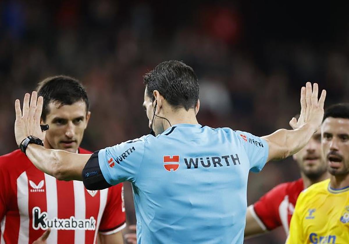Martínez Munuera, en el choque de la UD en Bilbao.