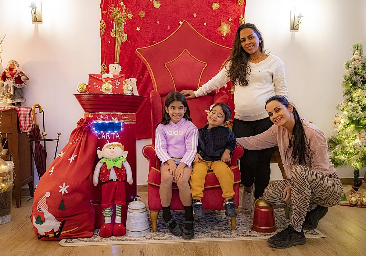 Imagen principal - En la foto superior, parte de la familia de Miguel Sierra en la Casa de Papá Noel.