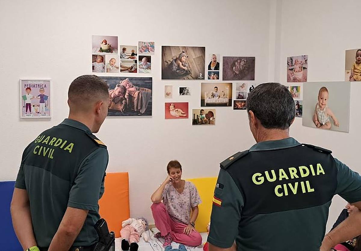 Imagen principal - La Guardia Civil durante su entrega de juguetes.