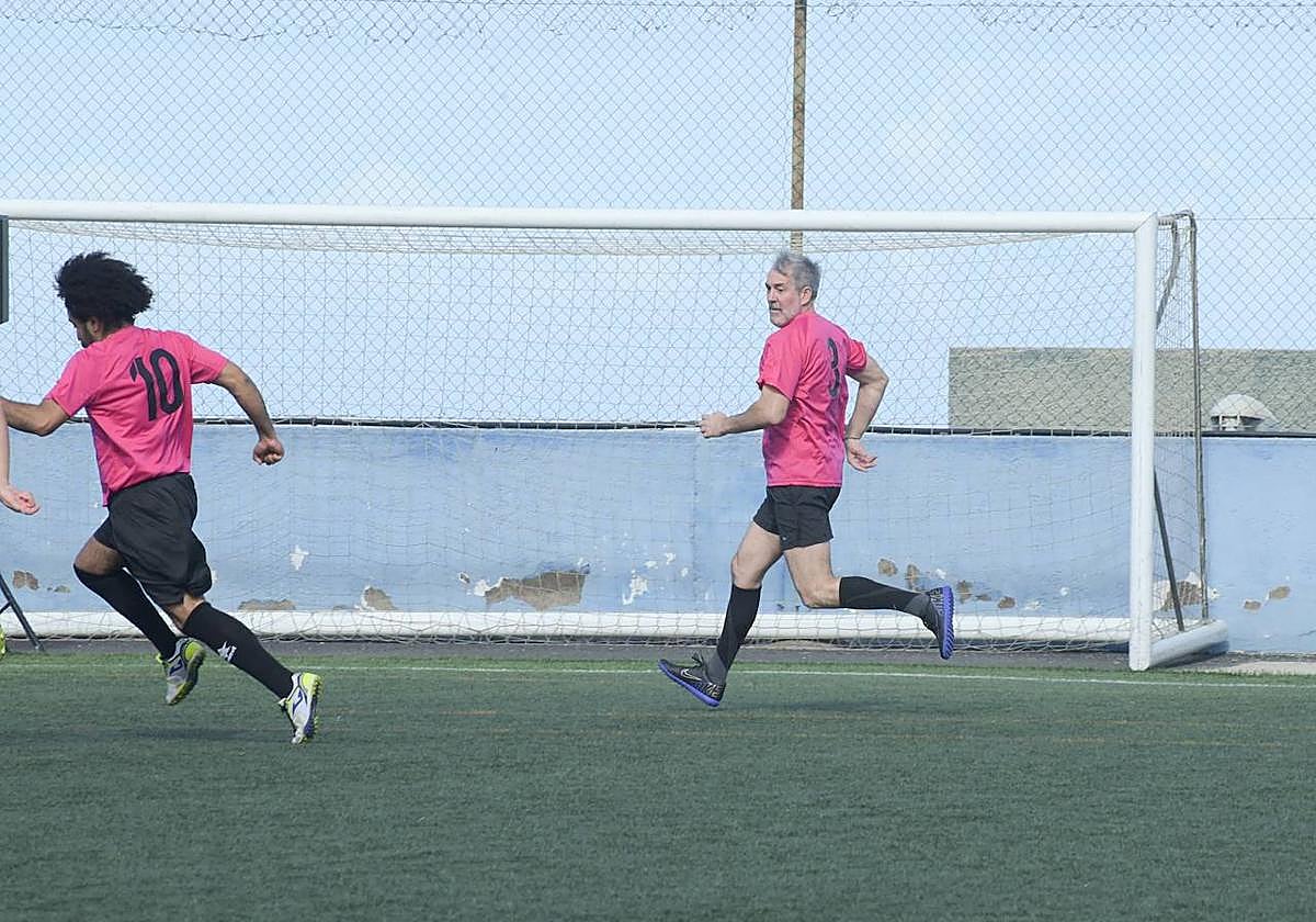 Clavijo, todo un futbolista en un encuentro solidario