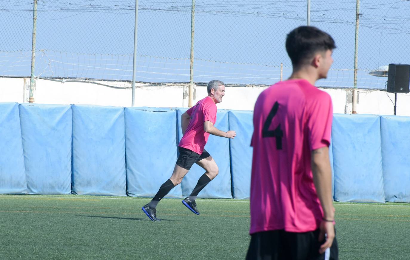 Clavijo, todo un futbolista en un encuentro solidario