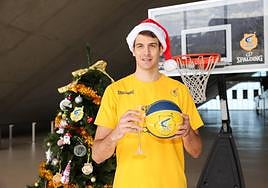 Nicolás Brussino brinda en el Gran Canaria Arena.