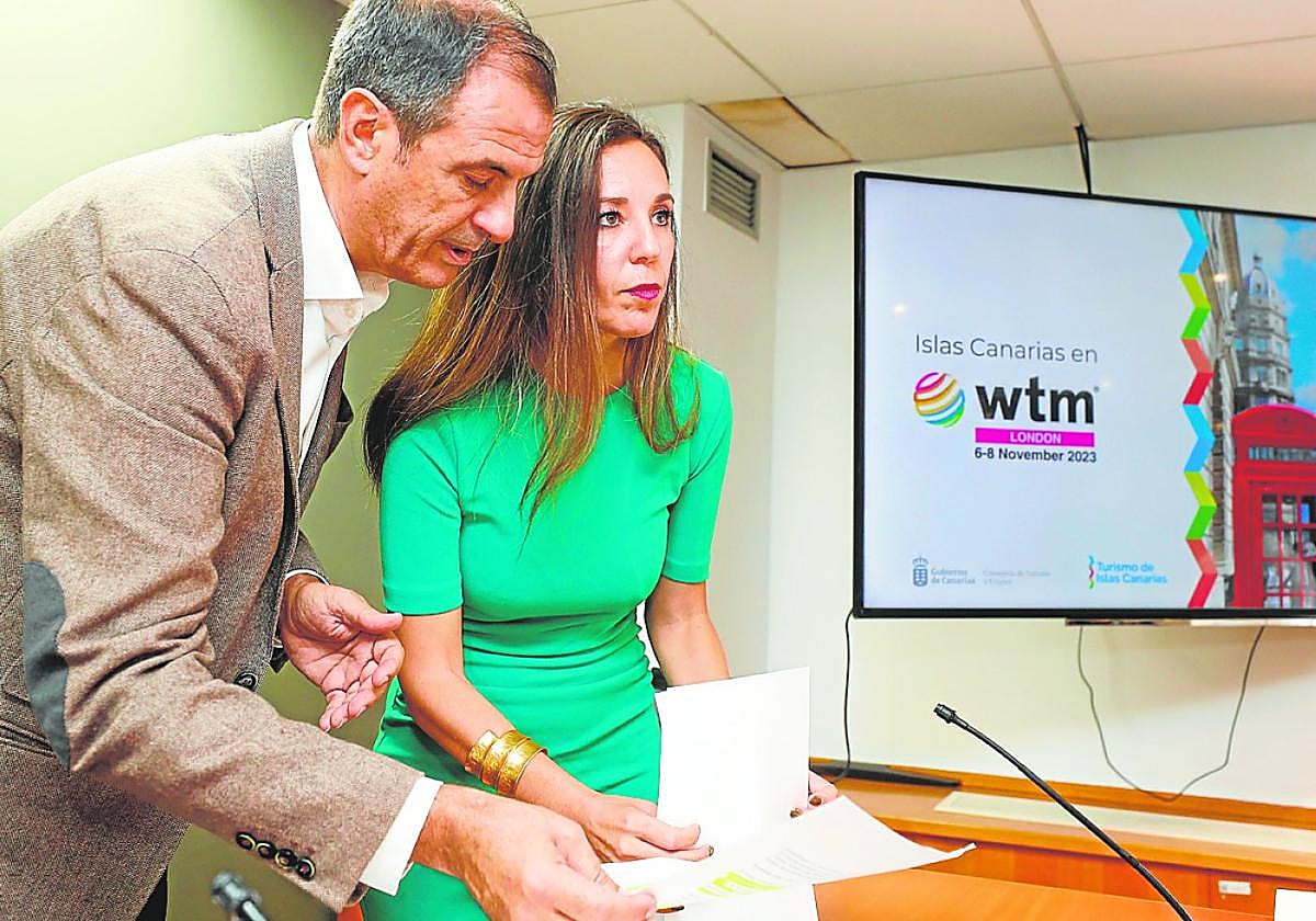 La consejera, Jessica de León, con el director gerente de Turismo de las Islas Canarias, José Juan Lorenzo.