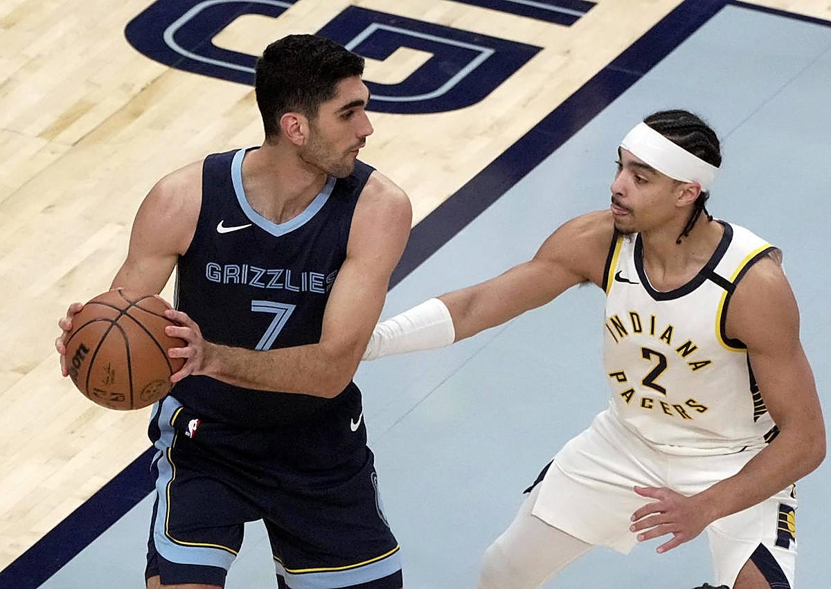 Imagen secundaria 1 - Distintas instantáneas de Aldama en acción, durante los últimos encuentros que se saldaron con victoria para sus Memphis.