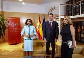 La diputada de CC, Cristina Valido, con el presidente Sánchez y la ministra Montero, durante las negociaciones del pacto de legislatura.