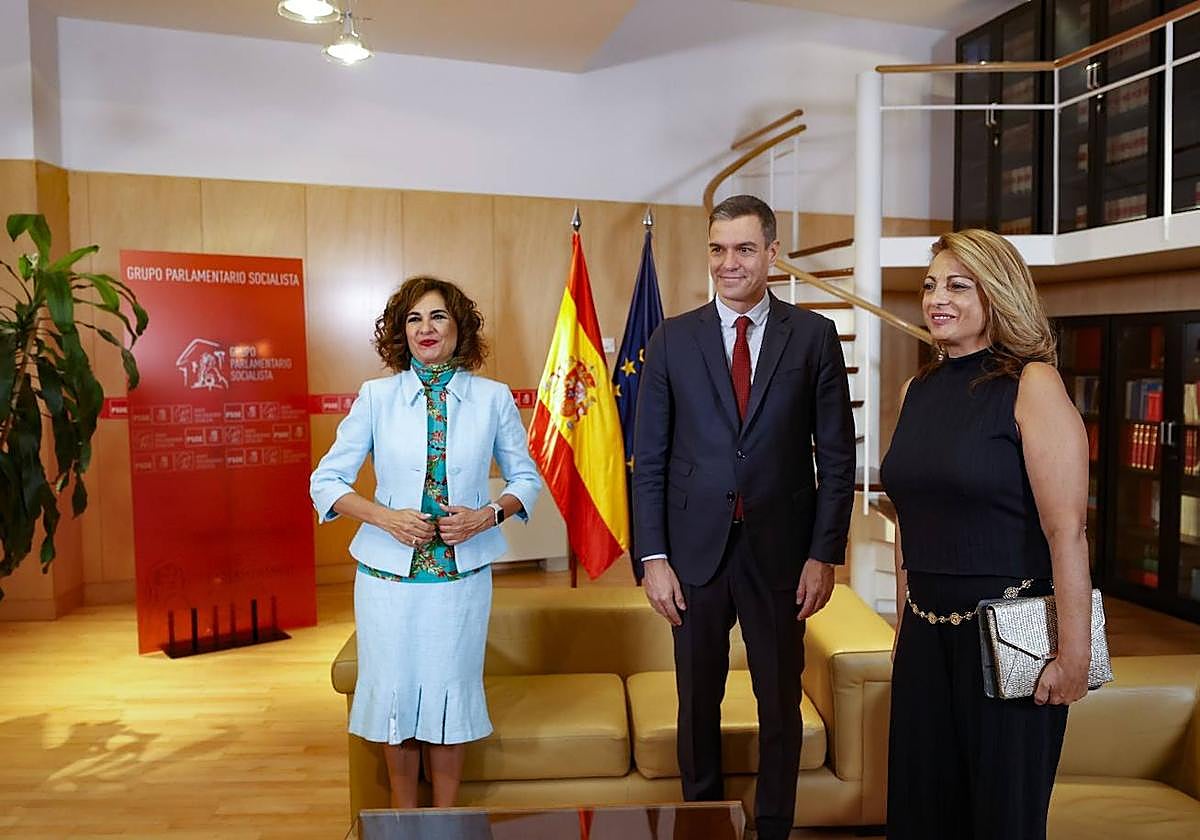 La diputada de CC, Cristina Valido, con el presidente Sánchez y la ministra Montero, durante las negociaciones del pacto de legislatura.