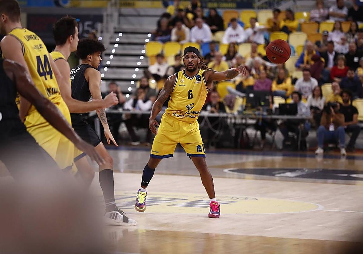 El director de juego francés Andrew Albicy realiza un pase en el encuentro entre el Granca y el Trento