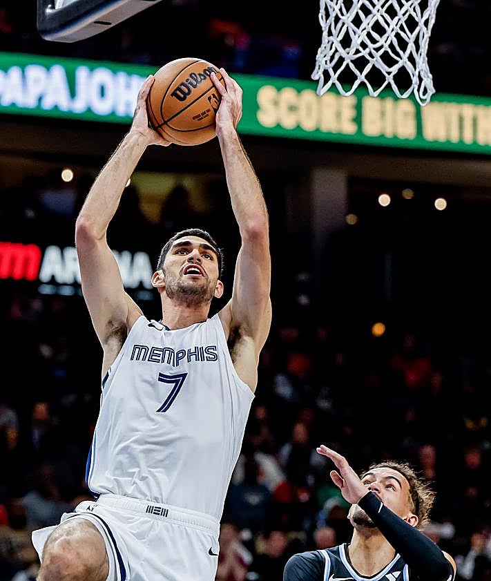 Imagen secundaria 2 - Distintas instantáneas de Aldama en acción, durante los últimos encuentros que se saldaron con victoria para sus Memphis.