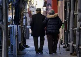 Dos jubilados paseando.