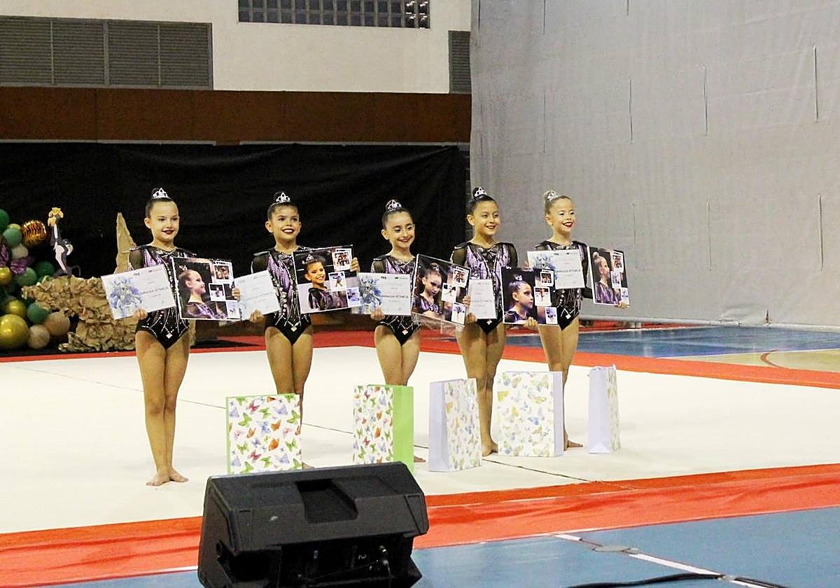 Miembros del equipo benjamín del Elegua, homanejado en el Festival de Navidad.