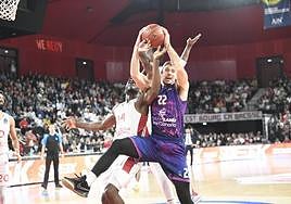 Ethan Happ pugna por un rebote.