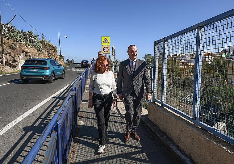 Augusto Hidalgo durante la visita a los accesos actuales al IES La Rocha de Telde.