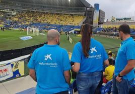 Voluntarios de Caixabank en la Grada Solidaria con usuarios de la Asociación MI Hijo y Yo.