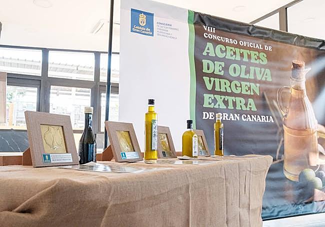 En la imagen las tres botellas premiadas y la ganadora a la mejor presentación.