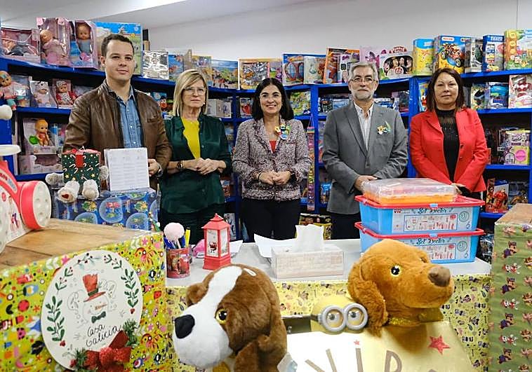Carolina Darias recorrió las instalaciones de Casa Galicia junto a su presidente, Albino Aneiros.